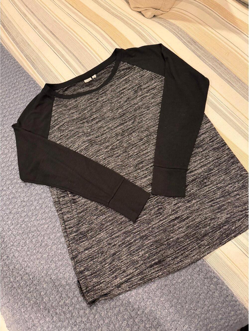 GAP Women's Medium Long Sleeve Colorblock Crew Neck Sweater - Gray Heather & Jet